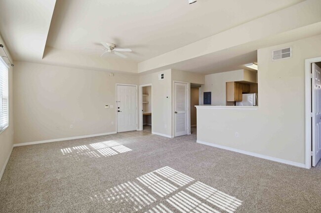 Building Photo - Spacious 2/2 unit available now for annual lease