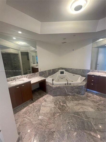 Building Photo - 16047 Collins Ave
