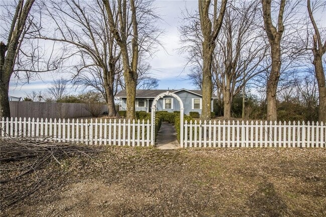 Building Photo - 726 McClure Ave