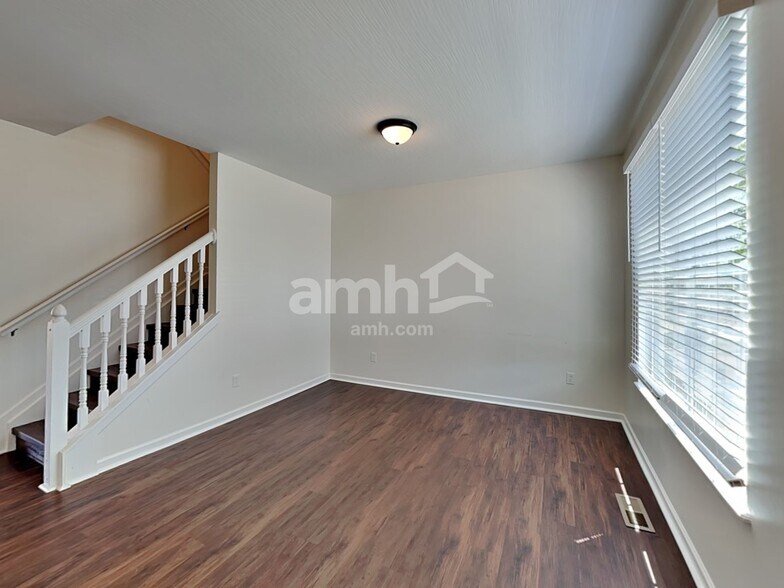 Building Photo - 206 Honey Locust Ln