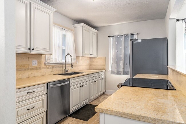 Building Photo - Charming 5-Bedroom South Hill Home Near Manito Par
