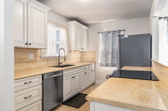 Building Photo - Charming 5-Bedroom South Hill Home Near Manito Park - NEW PRICE