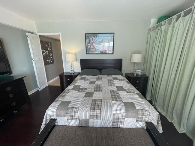 Building Photo - Fully furnished with amazing panoramic views.