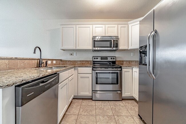 Building Photo - Spacious Centerton Duplex