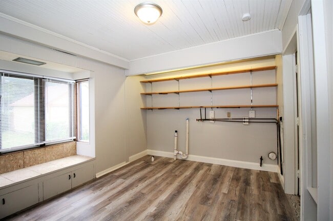 Building Photo - 707 E 72nd St