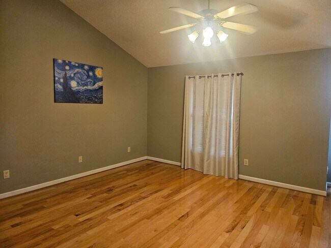 Building Photo - Knoxville 37934 - 4 bedroom, 2.5 bath - call Karen Robertson 865-454-7626