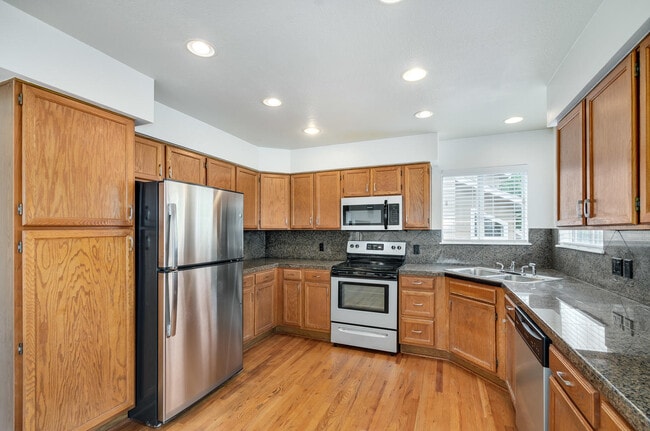 Building Photo - 1350 Knollwood Way