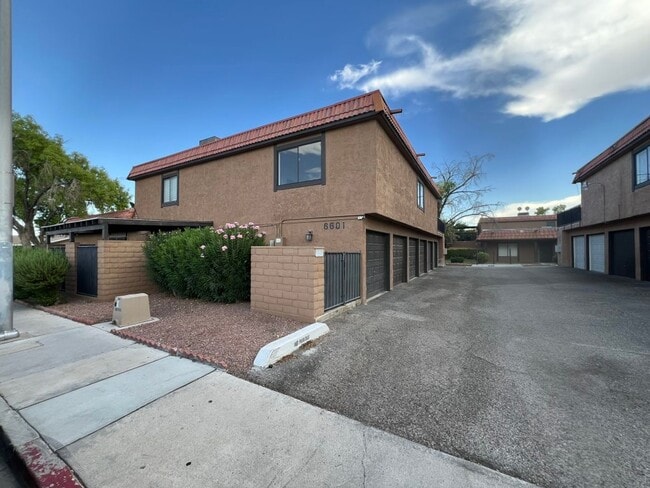 Building Photo - Green and Lush community, centrally located