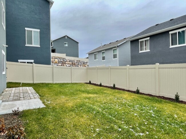 Building Photo - 3037 S Red Pine Dr