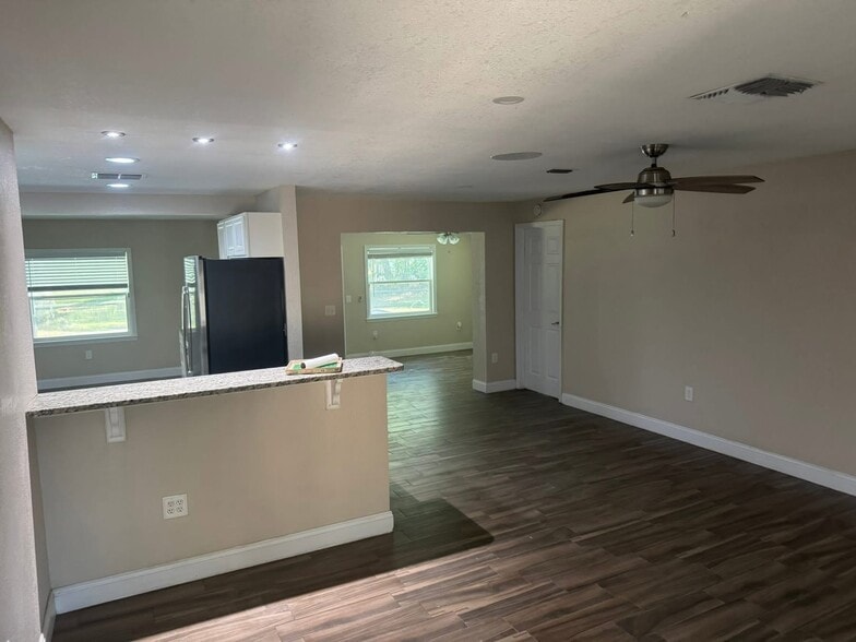 Building Photo - 9334 Sacramento Dr