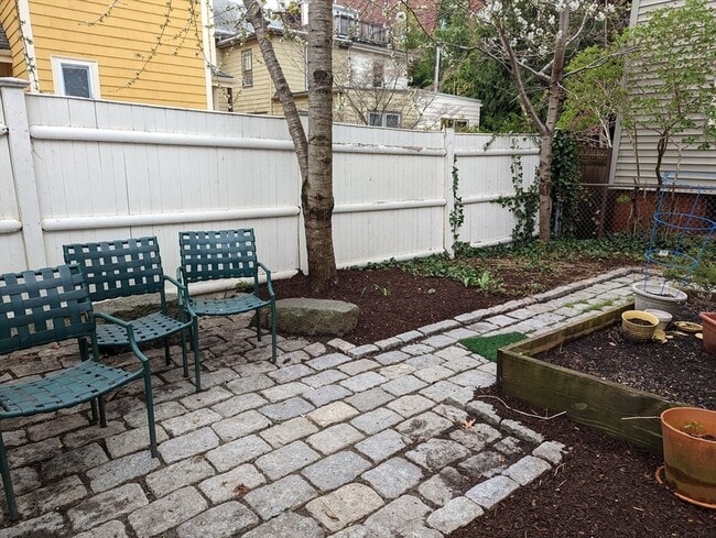 Building Photo - 210 Erie St