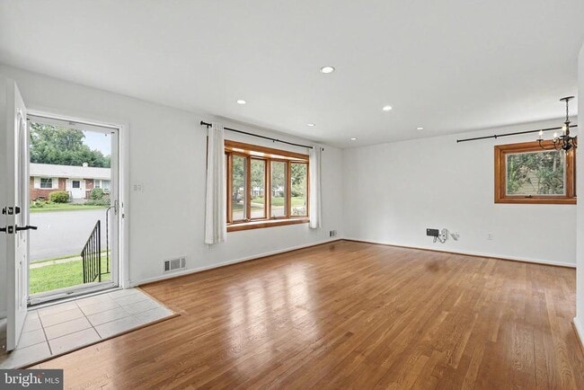 Building Photo - 604 Yeonas Dr SW