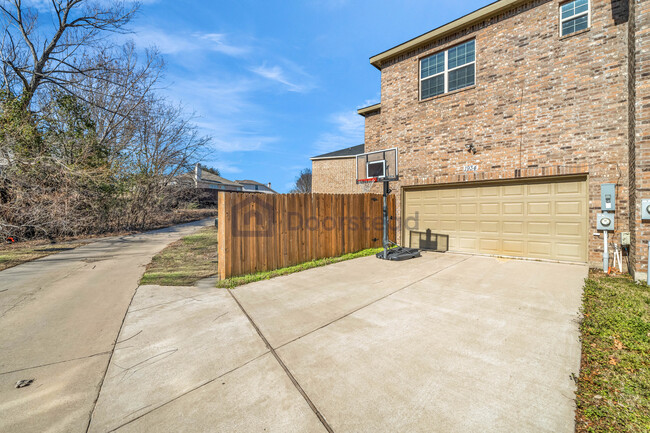 Building Photo - 1934 Timber Oaks Dr