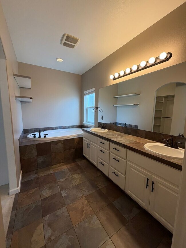 Building Photo - 5207 Villa Dr