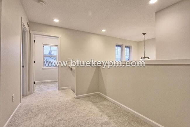 Building Photo - 3 Bed, 2.5 Bath Luxury Pet Friendly Home in Ridgefield