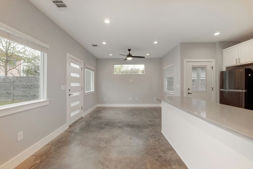 Building Photo - 6902 Carver Ave