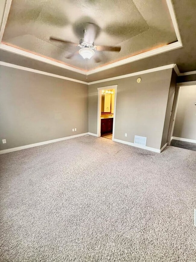 Building Photo - Large beautiful home