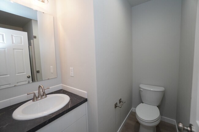 Building Photo - 1218 W Bass River Dr