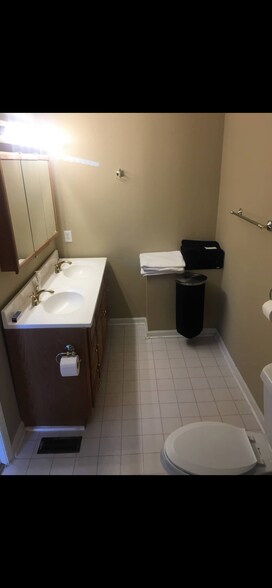 Building Photo - 1240 Shady Oak Trl