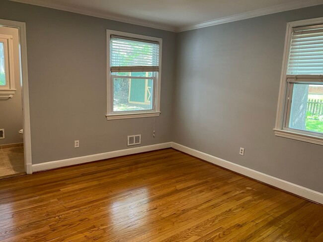 Building Photo - Renovated Rambler Close to Walter Reed, NI...