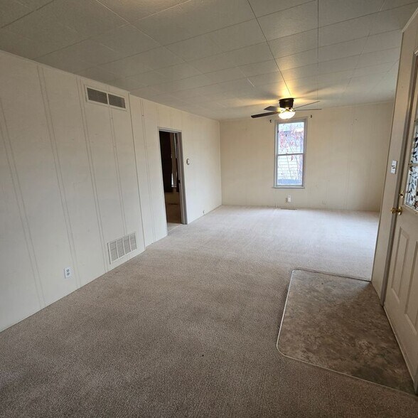 Building Photo - 617 W Main St