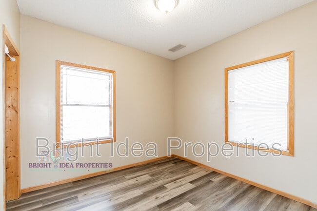 Building Photo - 863 Clark St N