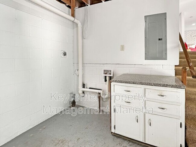 Building Photo - 651 Inglis Dr S E