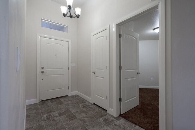 Building Photo - 3 bed 2 bath home with fully-fenced yard