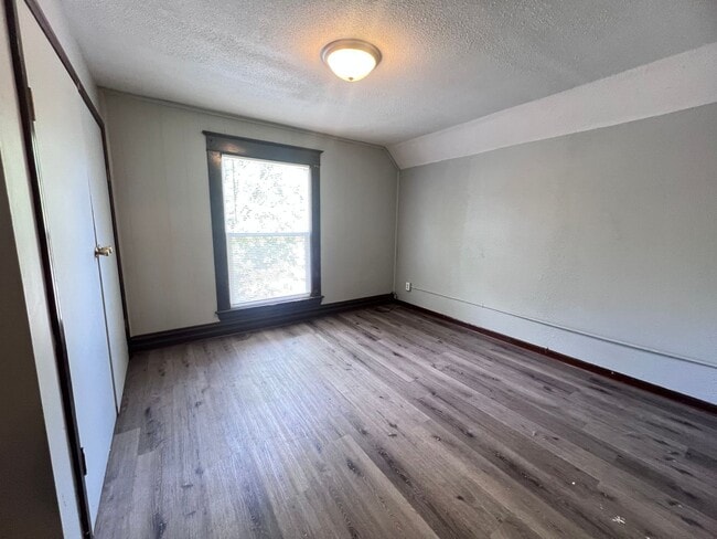 Building Photo - Three Bedroom on the NE Side of GR!
