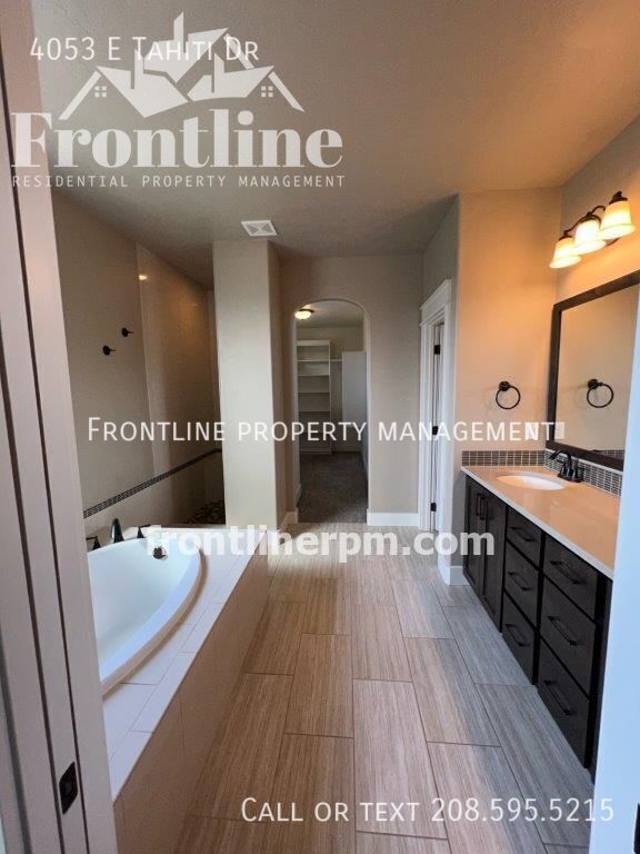 Building Photo - 4053 E Tahiti Dr