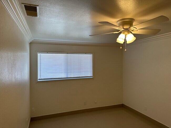 Building Photo - Modesto 3 Bedroom 2 Bath Home
