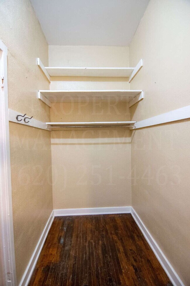 Building Photo - Cute Upstairs 2-Bed Apartment located down...