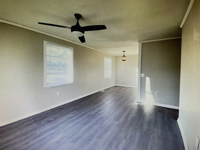 Building Photo - 3 bedroom 1 Bathroom