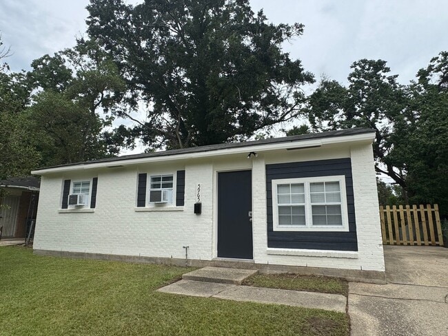Building Photo - 5965 Denova St