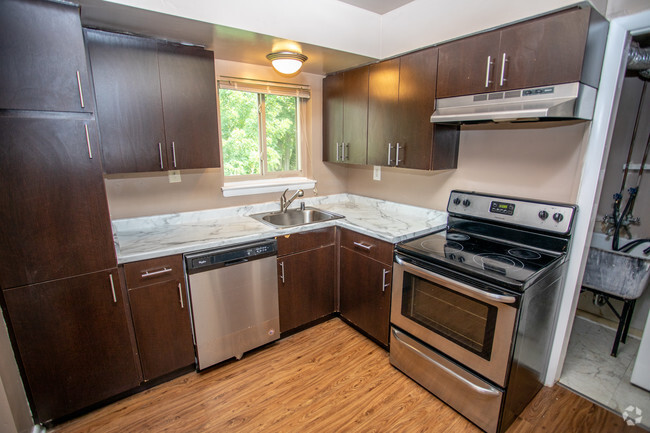 Building Photo - Brooke Court Apartments