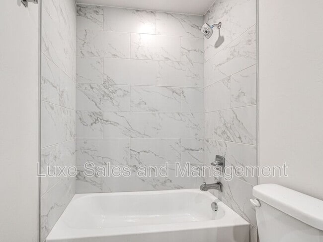 Building Photo - 612 W 2nd St