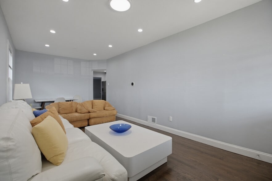 Building Photo - 2430 N Normandy Ave