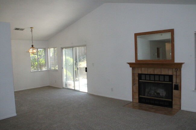 Building Photo - Single Story 3 Bedroom, 2 1/2 Bathroom Tow...
