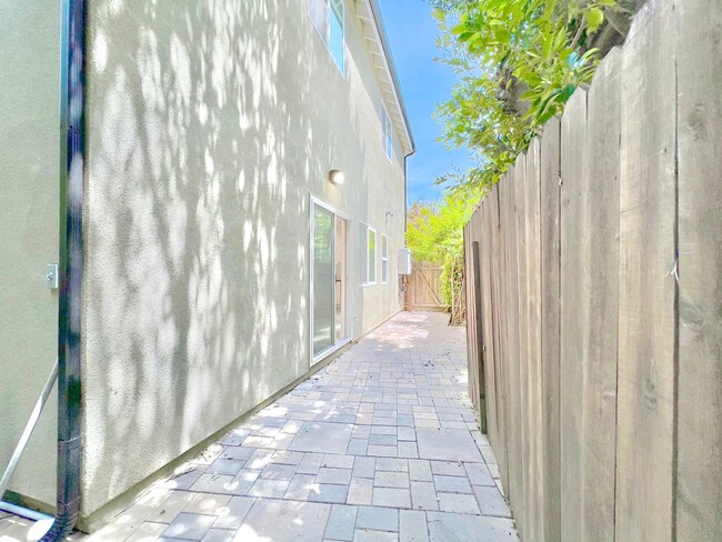 Building Photo - 2041 Linnington Ave