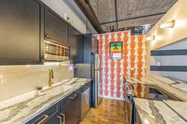 Building Photo - 621 S Plymouth Ct