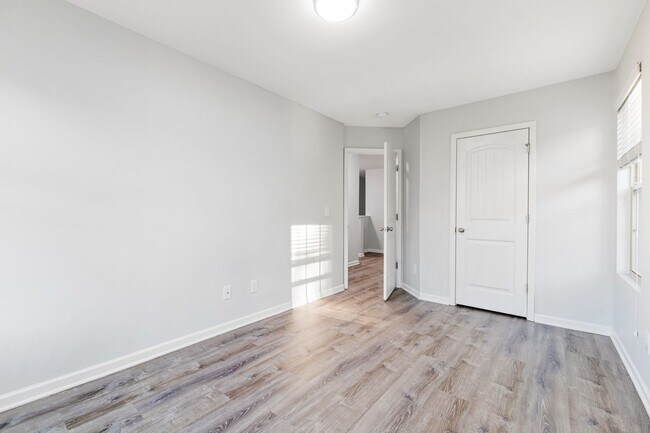 Building Photo - Brightleaf at the Park Townhome!