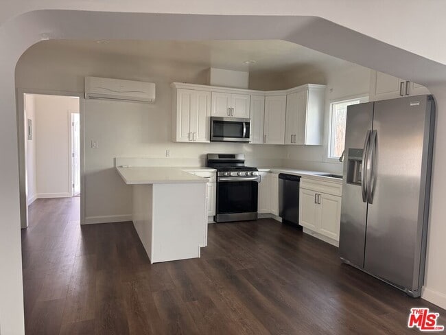 Building Photo - 1325 S Rimpau Blvd