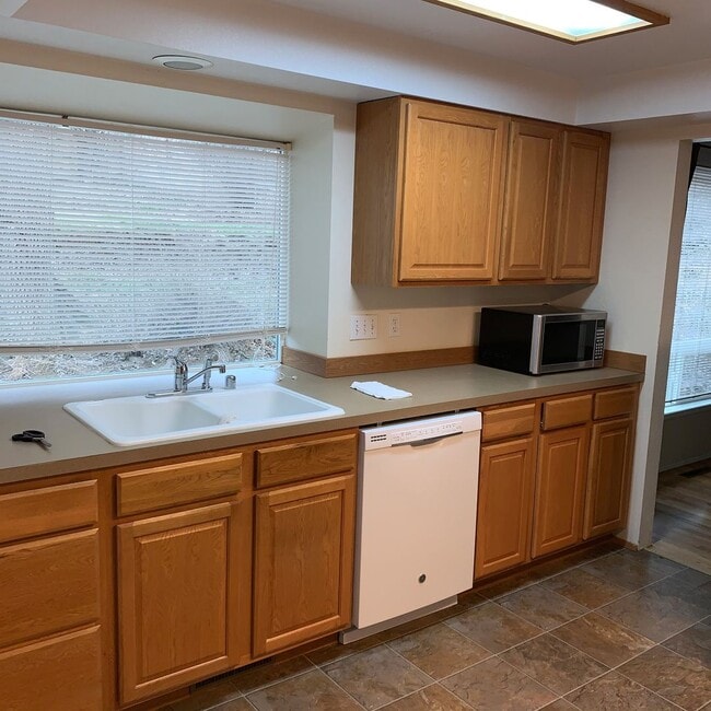 Building Photo - 919 S Garden Dr