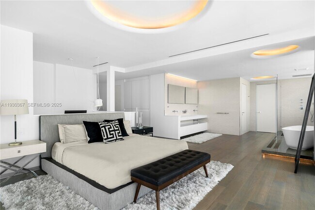 Building Photo - 2020 N Bayshore Dr