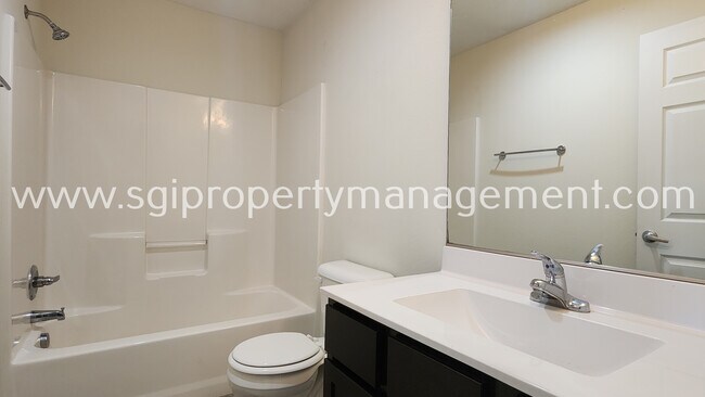 Building Photo - 931 Robineta Ln