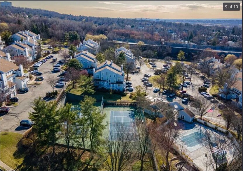 Building Photo - 2 Markham Cir