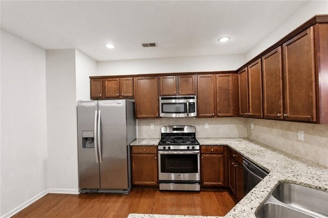 Building Photo - 2132 Greencrest Cir