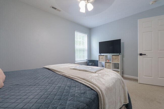 Building Photo - MOVE IN READY 3 Bedroom in the Heart of No...