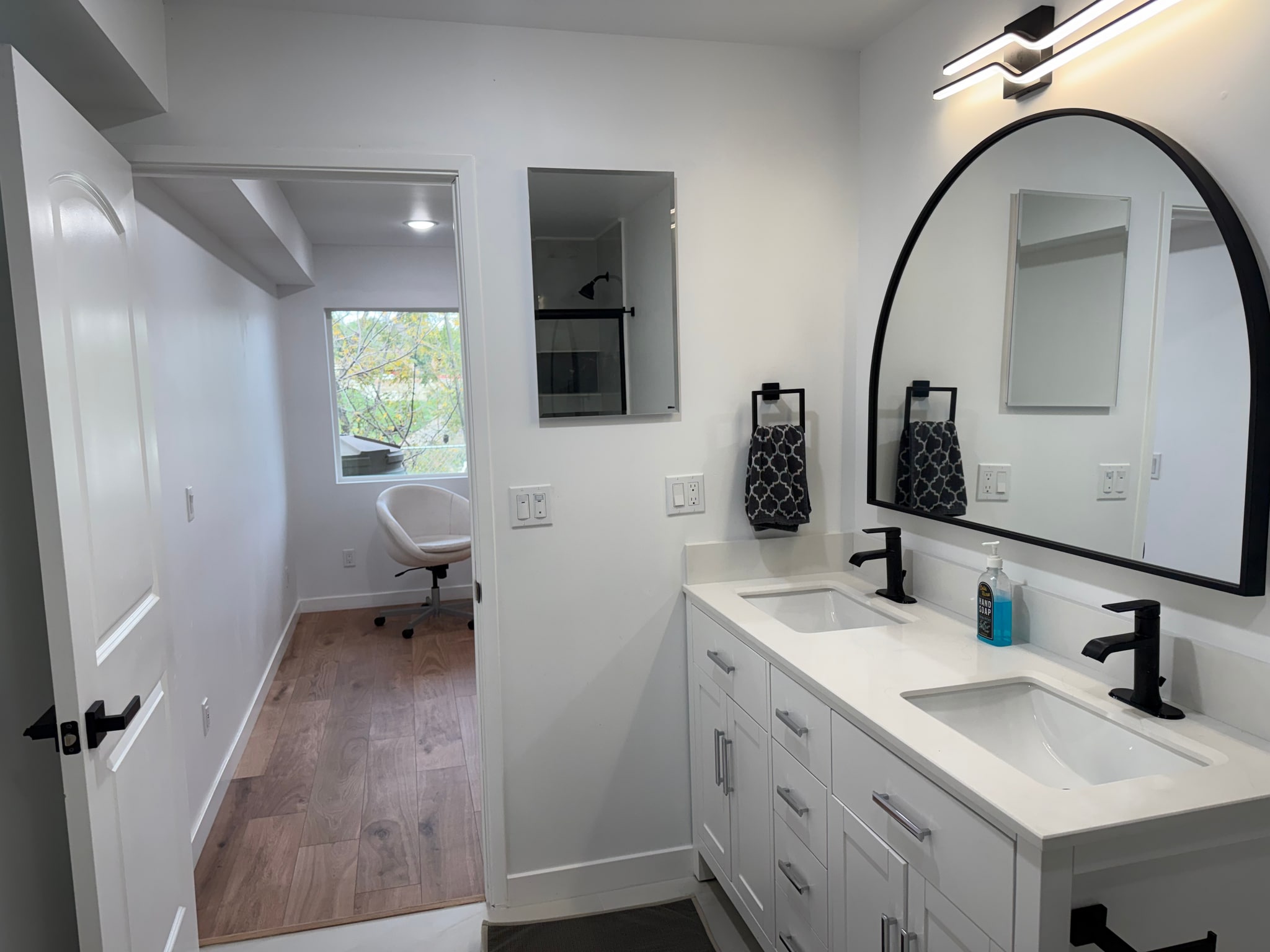 Primary bathroom double vanity - 4253 Raynol St