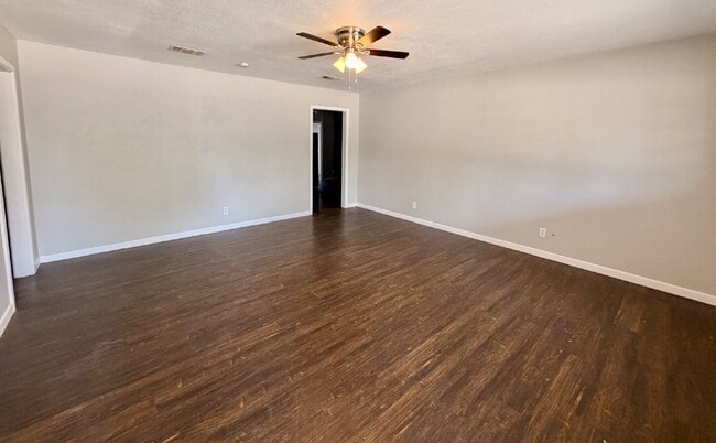 Building Photo - "Charming 3-Bed, 2-Bath Home with 1,410 Sq Ft in Lubbock's Heart"